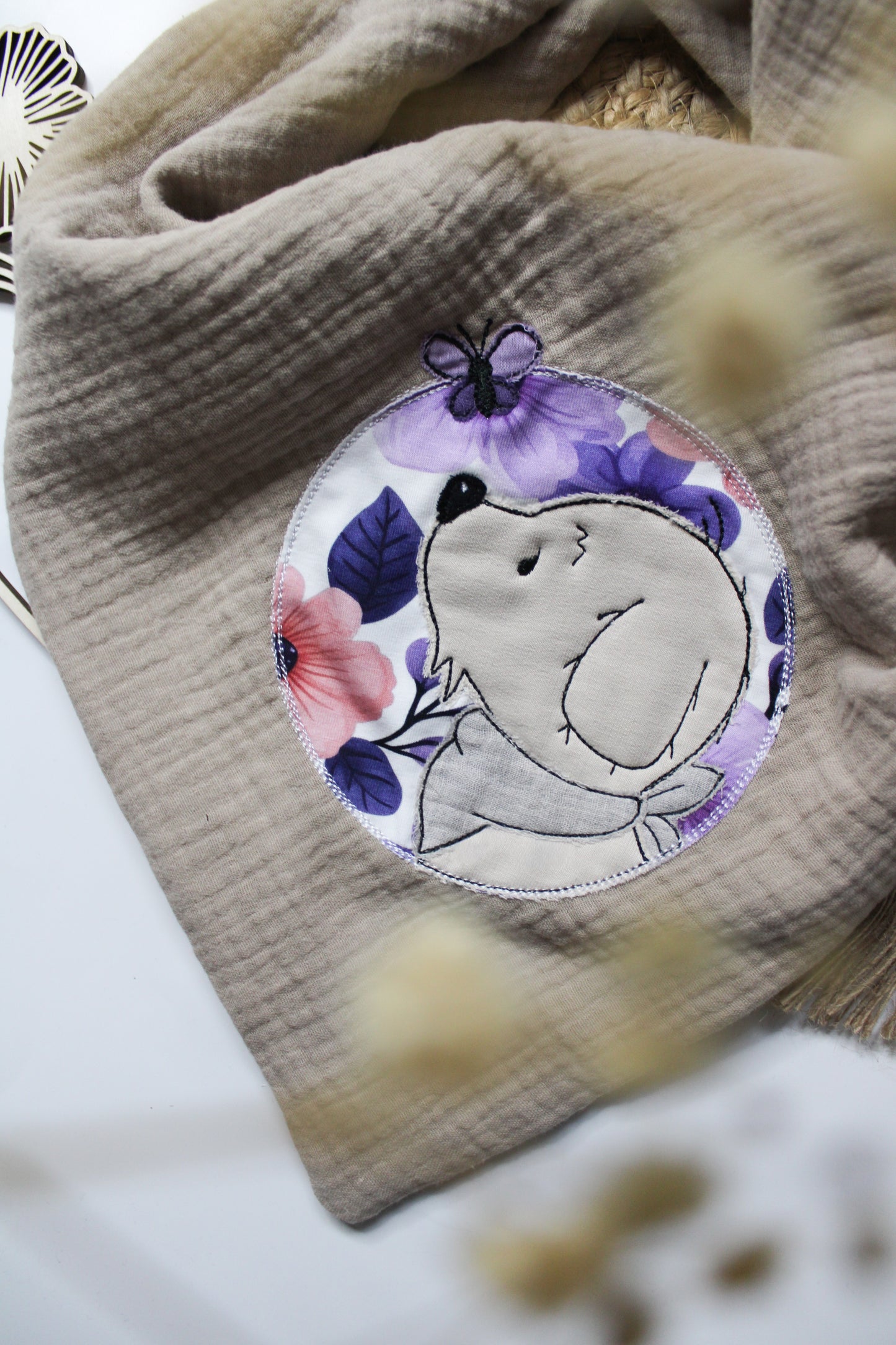 Tuch mit Hund und Blumen und