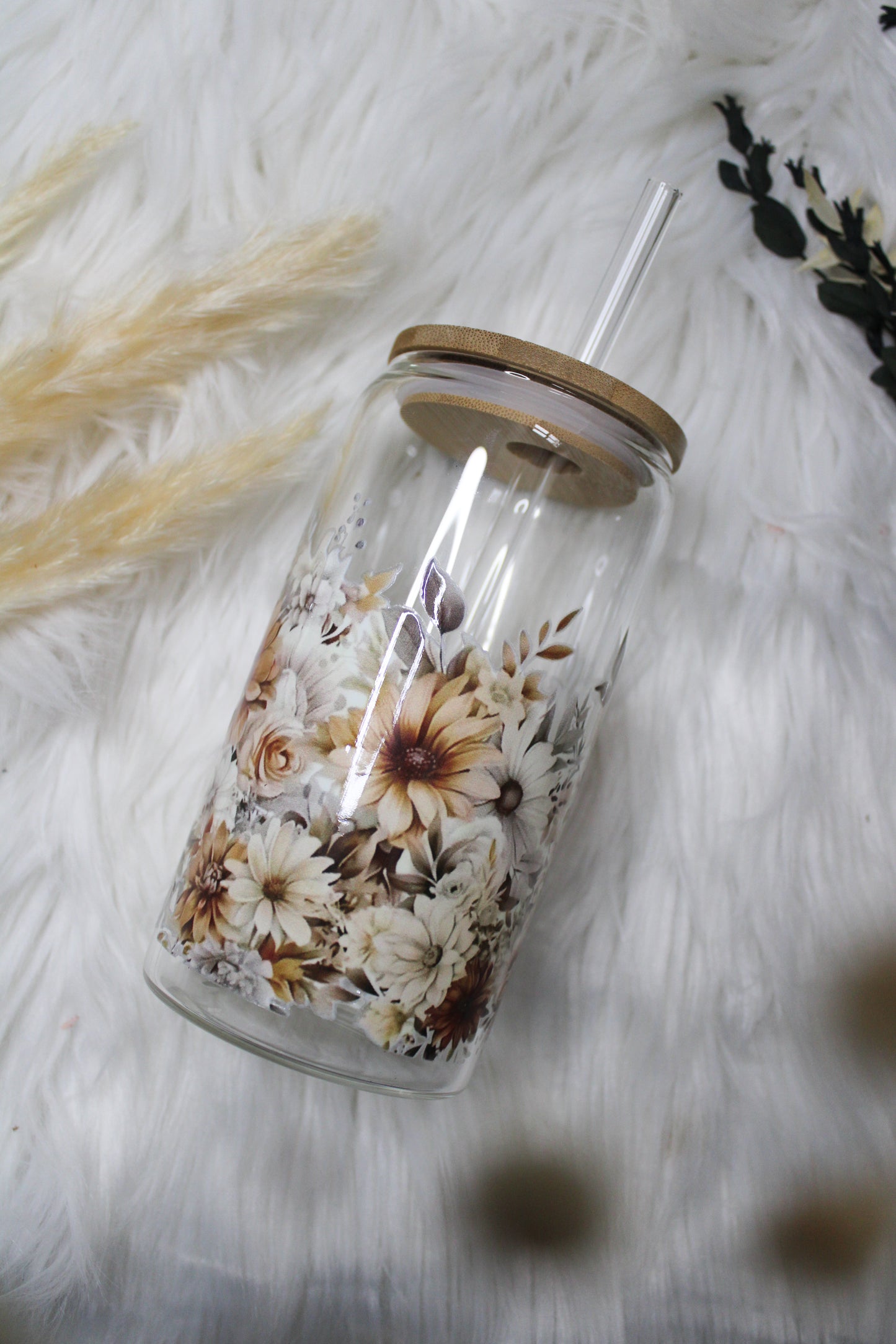 Glas mit Deckel & Strohhalm „Blumen beige“