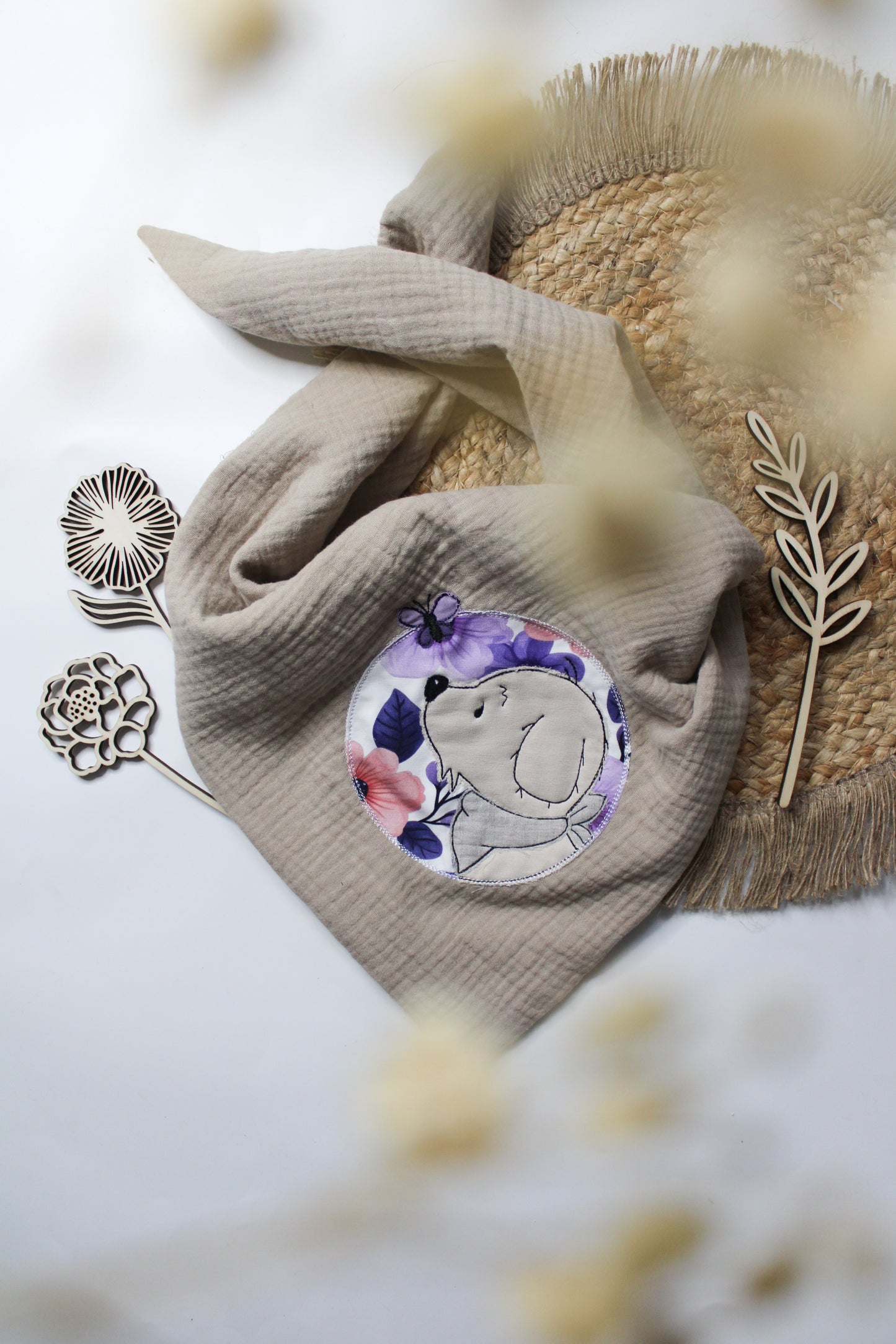 Tuch mit Hund und Blumen und