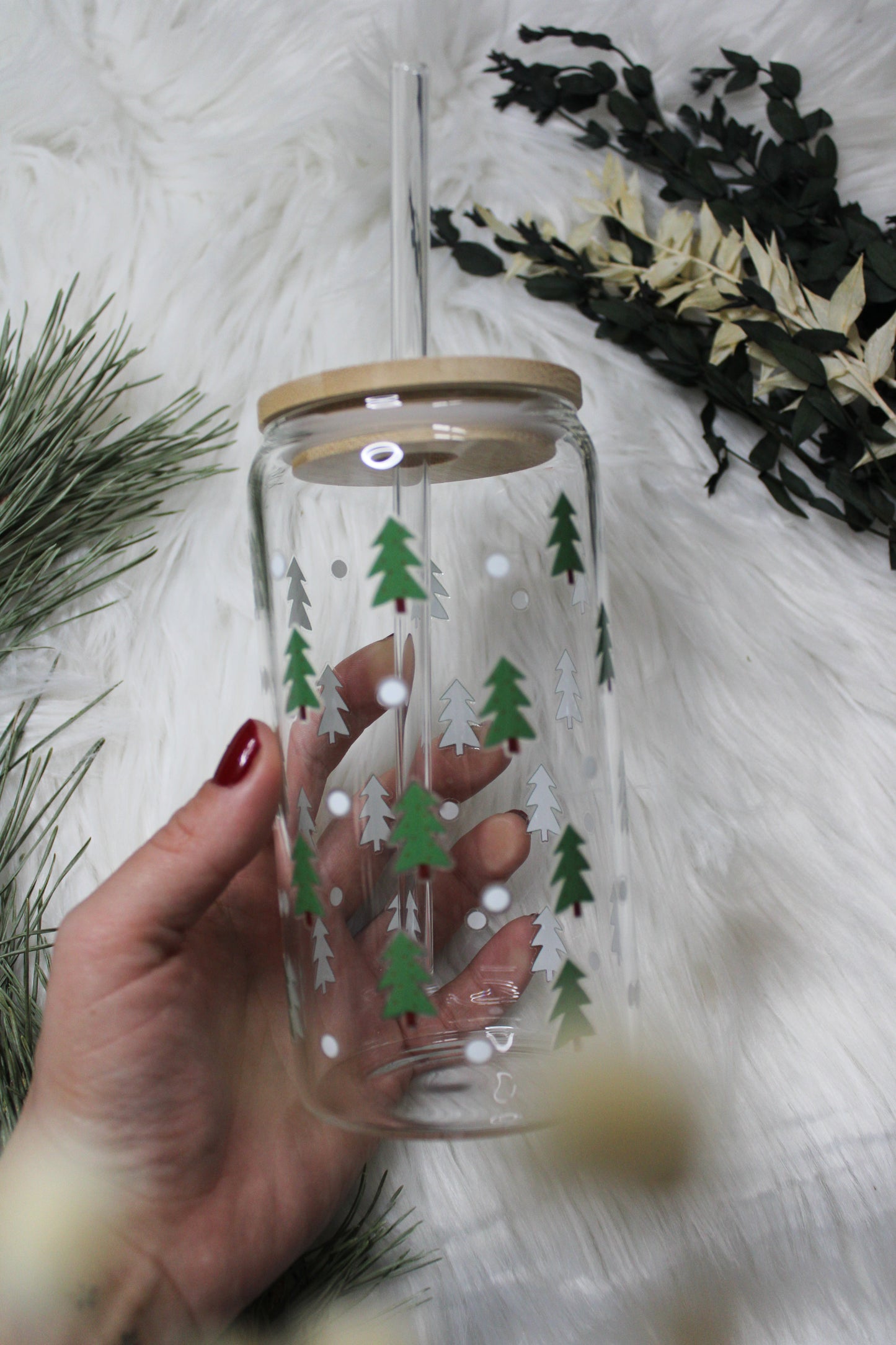 Glas mit Deckel & Strohhalm „Tannenbäume“