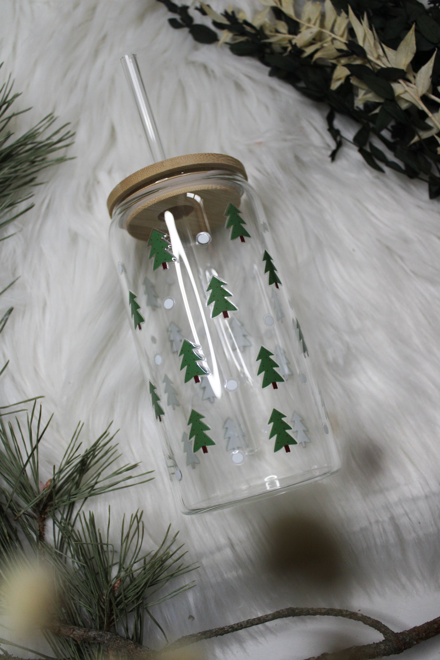 Glas mit Deckel & Strohhalm „Tannenbäume“