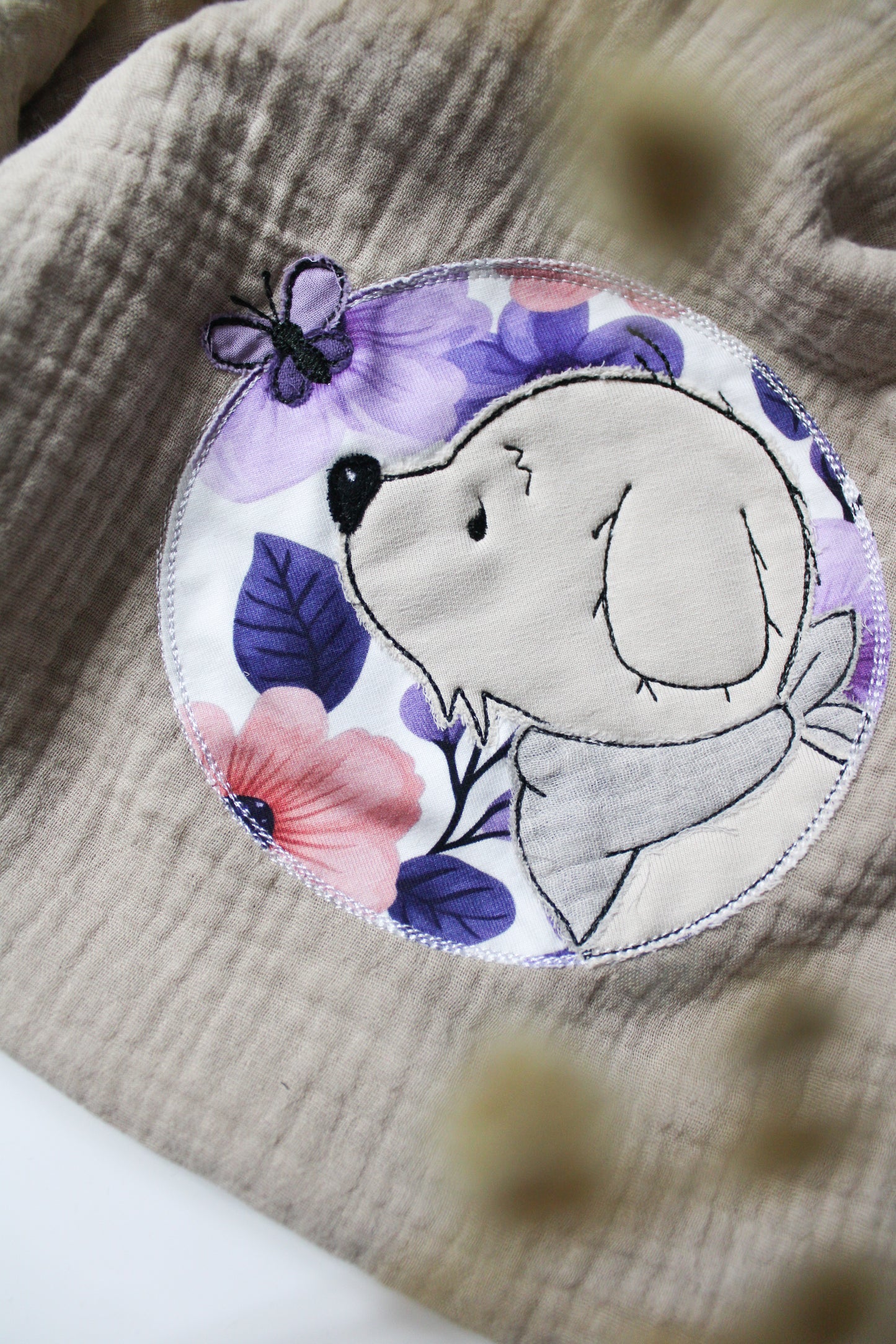 Tuch mit Hund und Blumen und