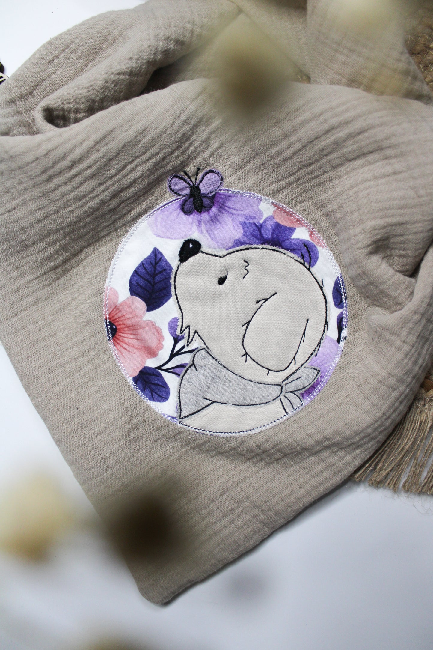 Tuch mit Hund und Blumen und